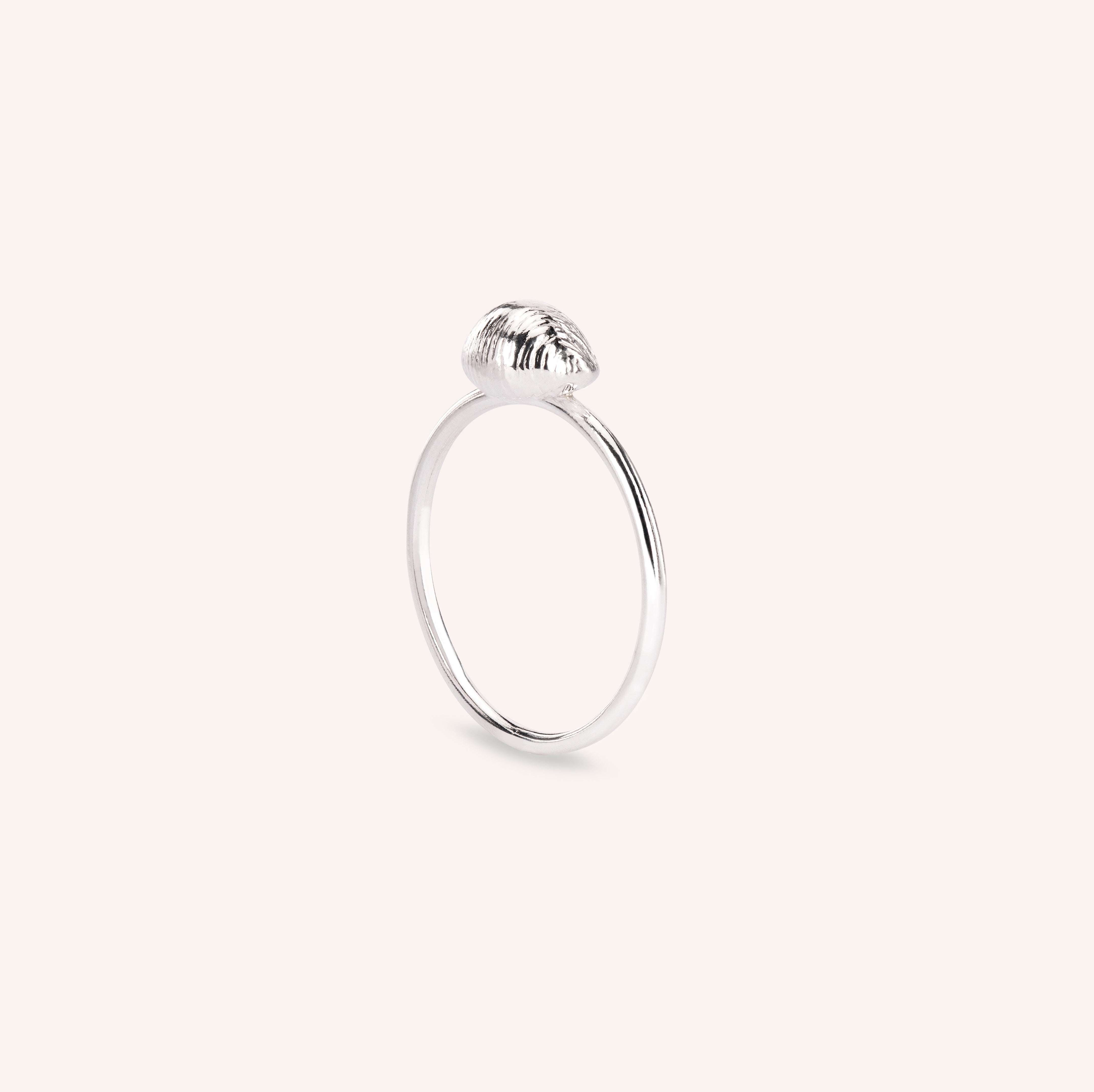 Cowrie Ring in Silver – Òr